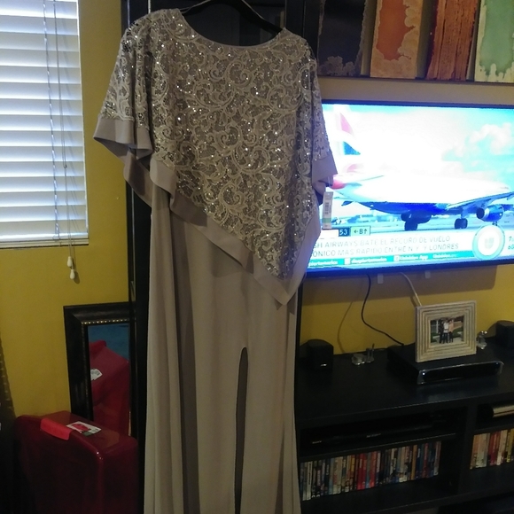 a dress - Picture 2 of 7